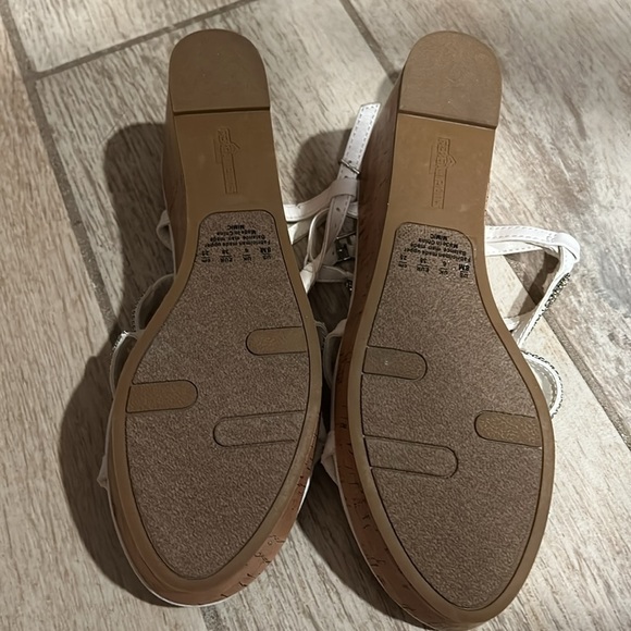 NWOT fergalicious wedges size 8M - Picture 4 of 4